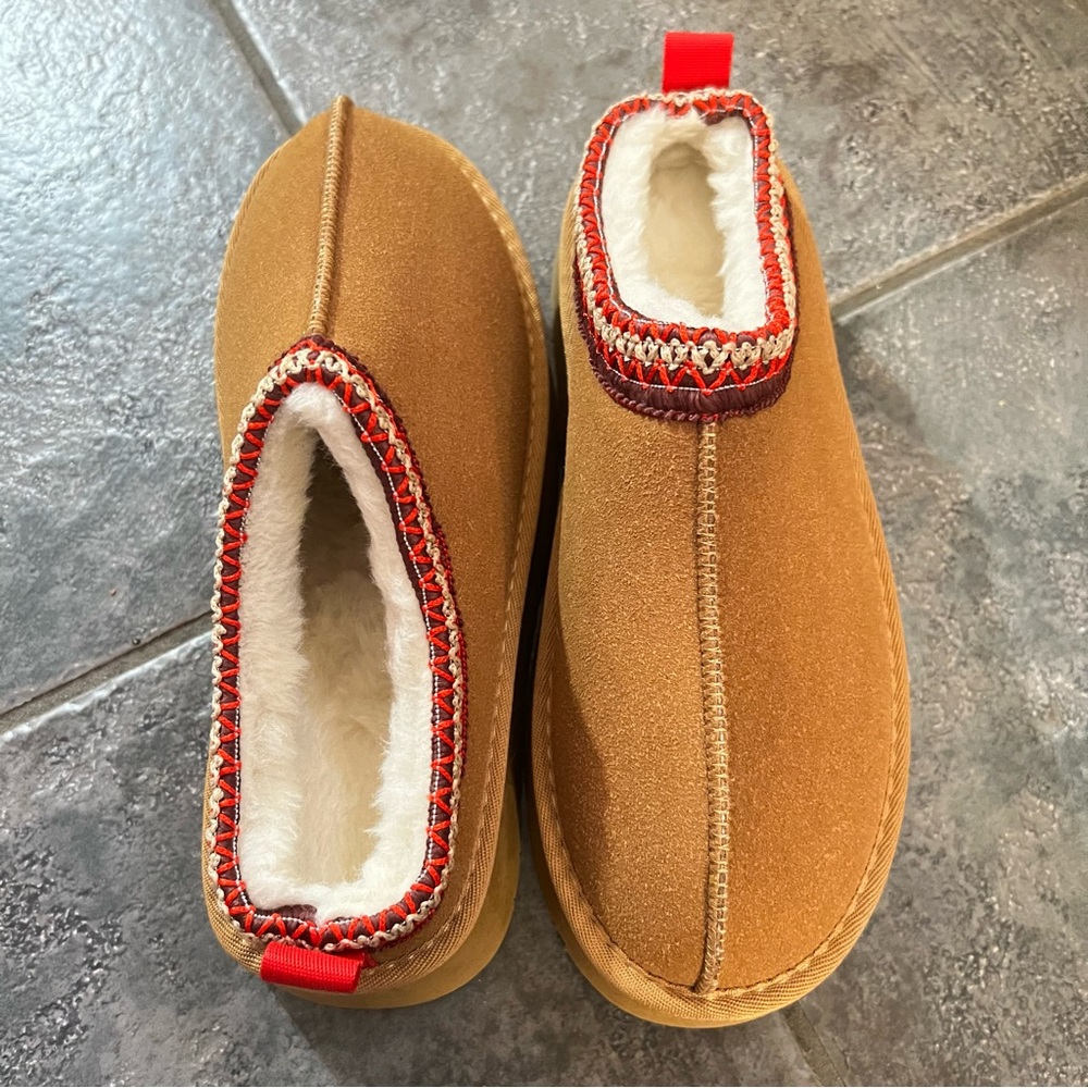 Women’s size 38(7.5) NEW clog shoes/slippers.